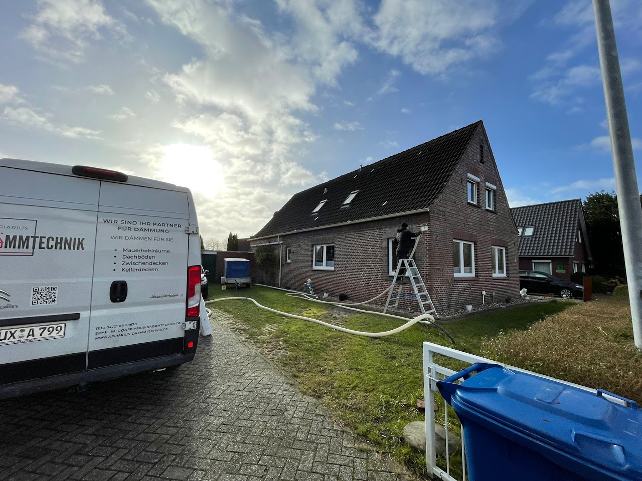 Appiarius Baustellenfahrzeug vor einem Wohnhaus